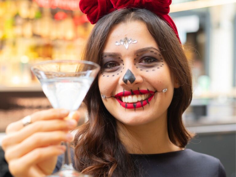Dia de los Muertos, ragazza al bar truccata con drink